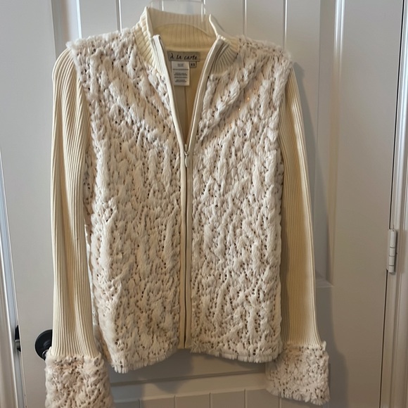 New! Never worn. A la cart fur jacket - Picture 2 of 5